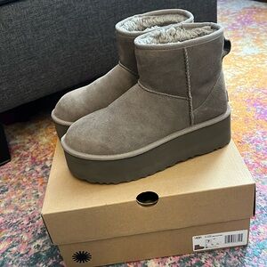 *LIKE NEW* Ugg Classic Mini Platform Size 7 with Box